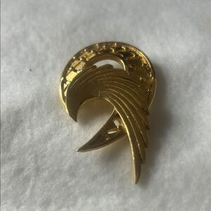 Vintage Trifari Elegant Gold-Tone Brooch #1013